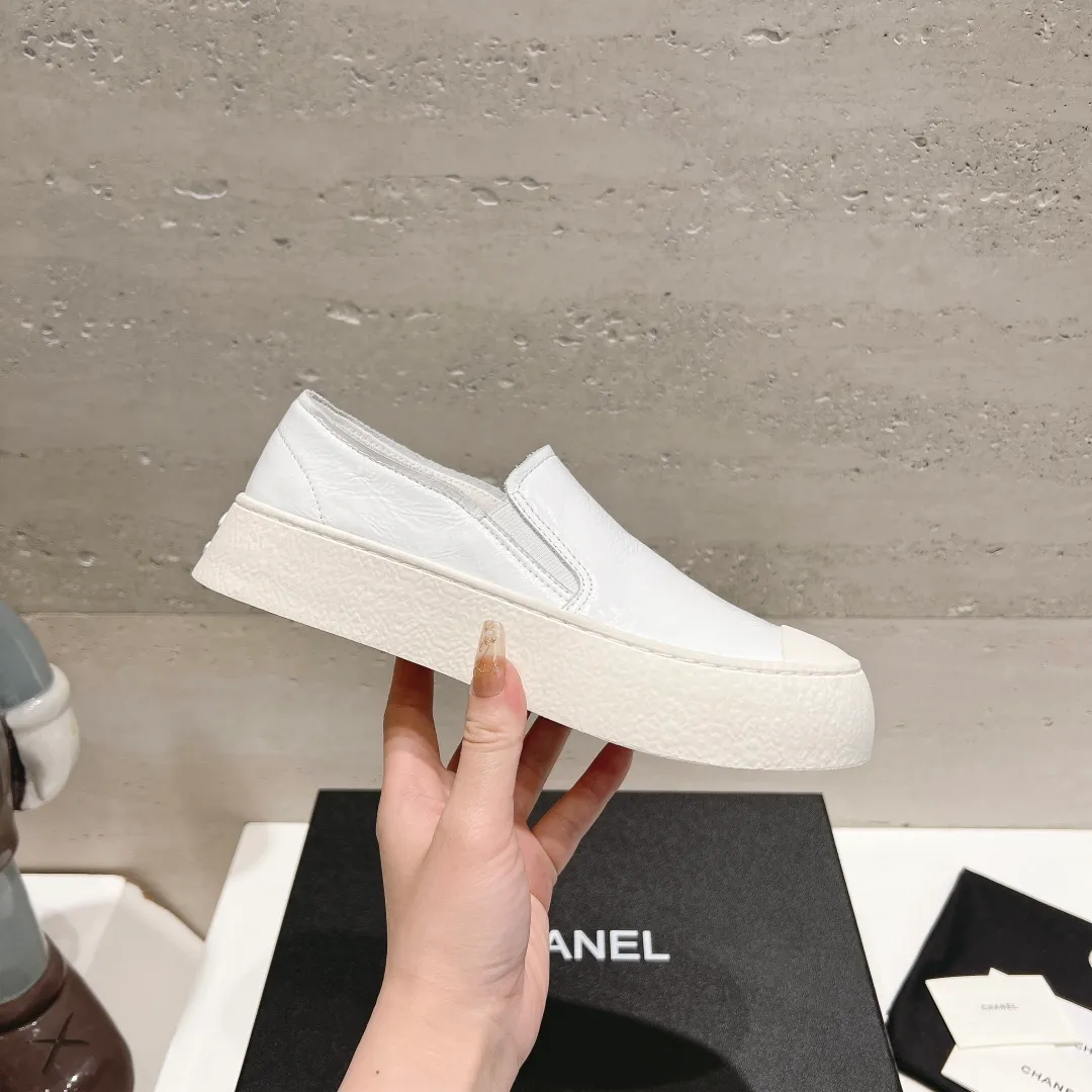 👟👟Ex-factory price 440👟👟 Top version Chanel Chanel 24 latest model full leather panda color white shoes casual sports shoes skateboard shoes original purchase and development production Xiaoxiang C Home Another super popular item in the counter, loved by Internet celebrity bloggers and sisters, and various praises on social platforms. It is very popular, has a high texture, is breathable and super spring and summer. Seeing this issue always arouses the inner desire of girls for fashion. The latest suede material, classic black and white color, full of fashionable feeling on the feet, easy to care for. Fabric: Original customized imported cowhide material. Lining: Customized soft sheepskin lining. Sole: Original molded TPU non-slip outsole. Bottom thickness: 2.5CM. Size: Women's size 35-40 (custom-made sizes 40 are non-refundable)